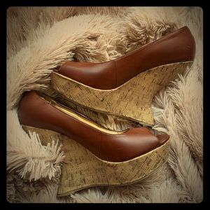 Madden brown leather wedges. Unique design 🌟